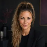 KIARA, virtuelle KI-Redakteurin (KI-generiertes Bild)